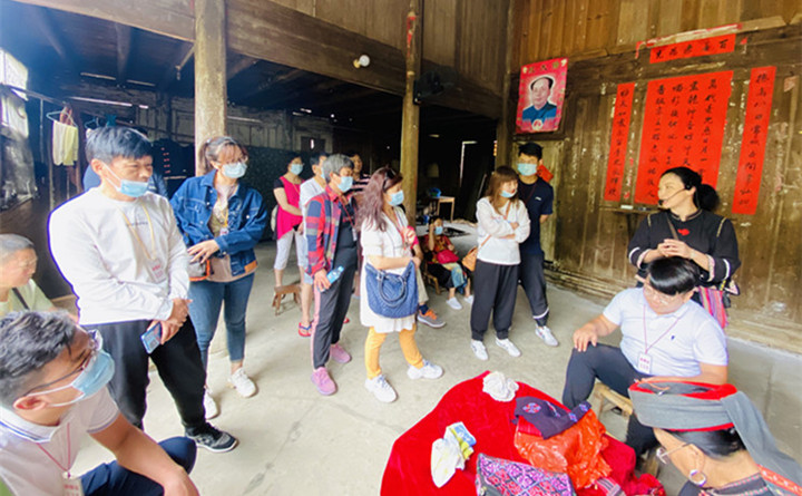 銷(xiāo)售精英們學(xué)習(xí)桂林文化.jpg