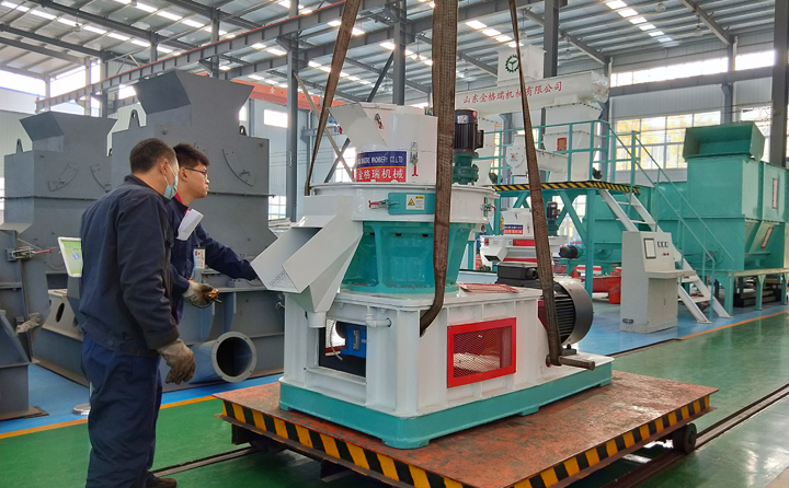 燃料顆粒機(jī)裝車中.jpg