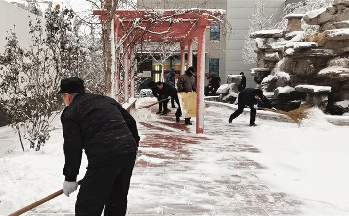山東金格瑞辦公樓前掃雪的人兒.jpg 山東金格瑞辦公樓前掃雪的人兒.jpg