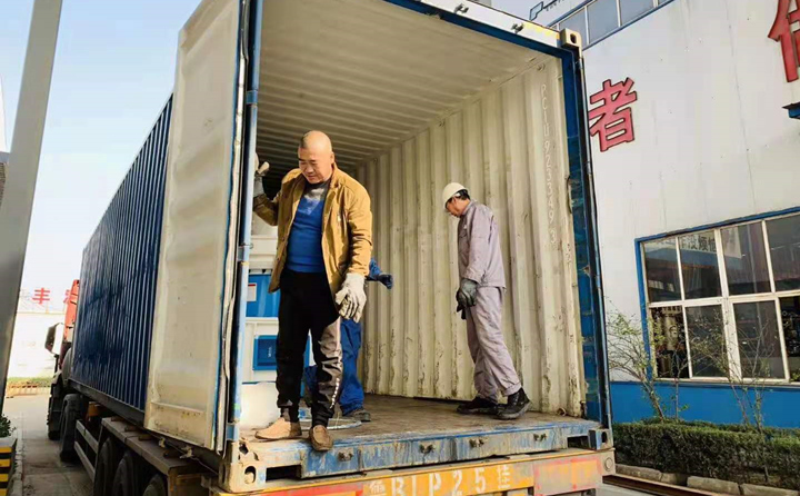 等待顆粒機(jī)生產(chǎn)線配套設(shè)備裝車.jpg 等待顆粒機(jī)生產(chǎn)線配套設(shè)備裝車.jpg
