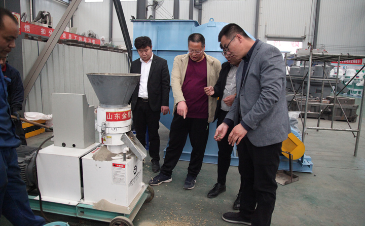 威海兩客戶前來山東金格瑞考察飼料顆粒機(jī)，現(xiàn)場試機(jī).jpg