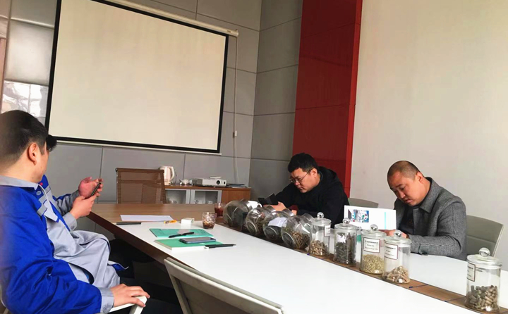 銷售經理為客戶詳細介紹木屑制粒機的制粒原理、顆粒的銷路、顆粒的優缺點等.jpg 銷售經理為客戶詳細介紹木屑制粒機的制粒原理、顆粒的銷路、顆粒的優缺點等.jpg
