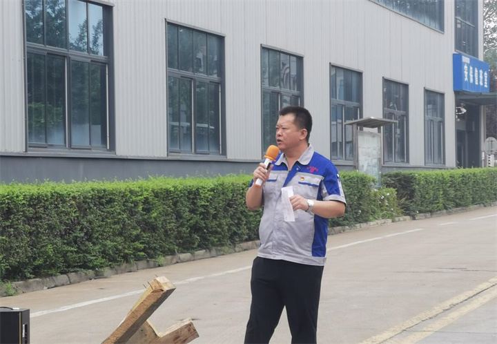 孫總表示安全無(wú)小事，安全只有現(xiàn)在，永遠(yuǎn)沒(méi)有“下一次”。時(shí)刻牢記安全紅線，把安全放在心中、握在手上，及時(shí)消除各種隱患，杜絕違規(guī)操作。掌握安全知識(shí)和技能，是實(shí)現(xiàn)安全生產(chǎn)的前提，大家一定要牢記
