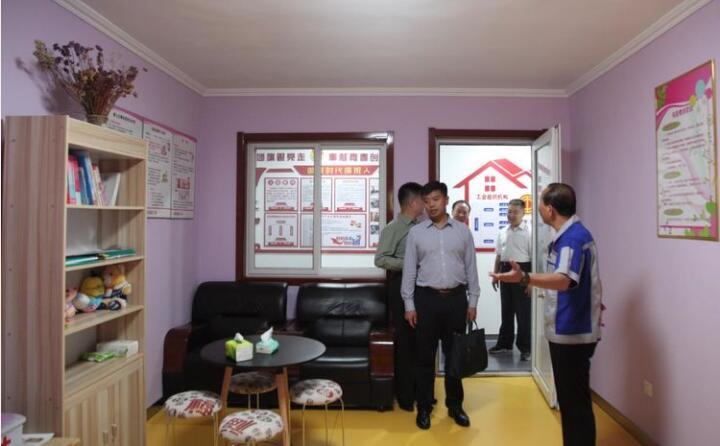 在黨群活動室，工會主席景奉全以PPT的形式向現場領導詳細介紹了居邦源集團的產業工人隊伍建設以及改革情況。.jpg