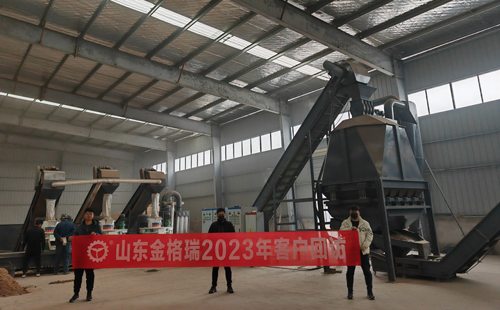 在顆粒機(jī)生產(chǎn)線制粒現(xiàn)場(chǎng)，回訪團(tuán)隊(duì)與客戶實(shí)地查看設(shè)備運(yùn)行情況，對(duì)運(yùn)行中出現(xiàn)過(guò)的一些情況進(jìn)行現(xiàn)場(chǎng)答疑和討論交流。最后，客戶對(duì)本次回訪工作給予肯定，雙方希望后續(xù)能有更多面對(duì)面交流的機(jī)會(huì)。.jpg